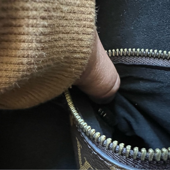 Im selling a barely used neonoe louis vuitton bag - Picture 12 of 12